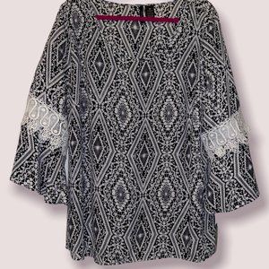 New Directions NWT Black and White Blouse